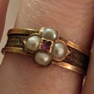 Georgian Antique very special memorial ring. 18k gold, seed pearls and ruby.